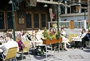 People at tables in the sun in front of the Cafe Bar Het Brouwers Wapen, Amsterdam, Netherlands 1971