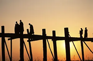 People on U-leg bridge, Amarapura