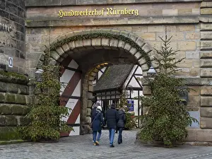 People walking through the Konigstor