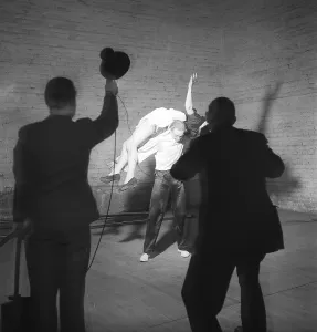 The photograph, taken in 1946, captures a dramatic and theatrical moment inside what appears to be a studio or performance space