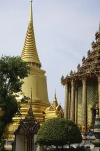 Phra Mondop, the Library, Phra Pyrausta (moth) (Rattana) Chedi