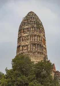 A picture of the central prang of the Wat Chaiwatthanaram Temple