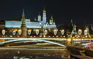 A picture of the Kremlin at night