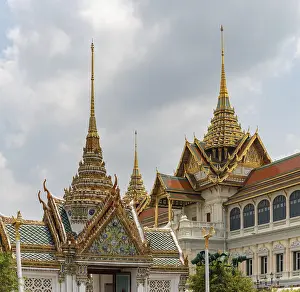 A picture of the Royal Hall of Dusit Maha Prasat and the Chakri Maha Prasat Throne Hall at the Grand Palace