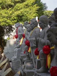 A picture of stone statues at the Thean Hou Temple