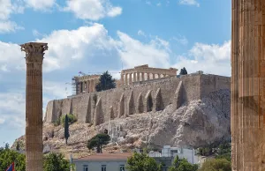 A picture of the Temple of Olympian Zeus overlooking the Acropolis (Athens)