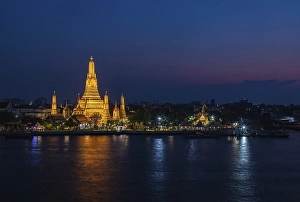 A picture of the Wat Arun Temple at night