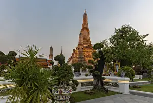 A picture of the Wat Arun Temple, at sunset