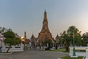 A picture of the Wat Arun Temple, at sunset