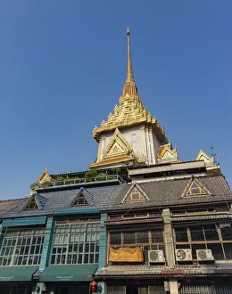 A pictureof the spire of the Wat Traimit Withayaram Worawihan Temple