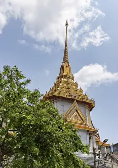 A pictureof the spire of the Wat Traimit Withayaram Worawihan Temple