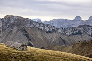 Framed Print : Plan d'Areie, hut, with mountain panorama of the Vaud Alps