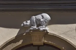 Polar bear figure on the Haus zum Eisbaren from 1928
