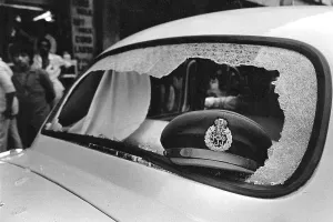 Police car with broken glass during riots, Mumbai, Maharashtra, India, Asia, 1900s, Asia