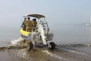 Category Historic EN Prints: Police commandos in amphibious vehicles