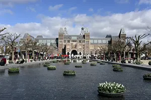 Pond with tulips in front of the Rijksmuseum