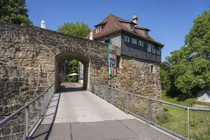 Portal, defence wall with the castle tavern
