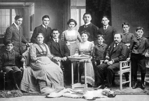 Portrait, large family, in front a dog fur
