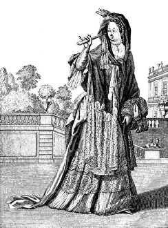 Posh woman with a dress with a trail and a fontagne