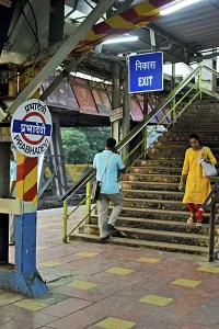 Prabhadevi Railway Station platform