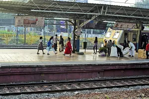 Prabhadevi Railway Station platform
