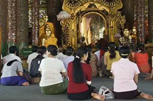 Praying worshippers, Buddha Gotama Temple