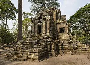 Preah Pithu, Prasat Temple U. dvarapalas and devatas at the entrance