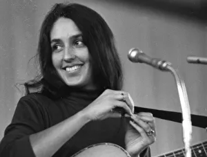 The presence and performance of US singer Joan Baez