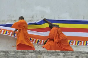 Puja, long cloth, 300 metres, Buddhist flag is draped around the Ruvanveli Seya Dagoba or Ruwanweliseya Dagoba