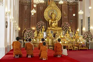 Puja at Wat Chana Songkhram, Bangkok
