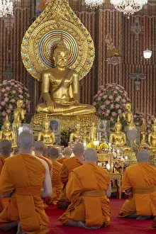Puja at Wat Chana Songkhram, Bangkok