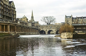 Pulteney Bridge and weir on the River Avon, Bath, Somerset, England, UK 1976 Empire Hotel on the left