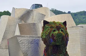 Puppy, sculpture by Jeff Koons in front of Guggenheim Museum