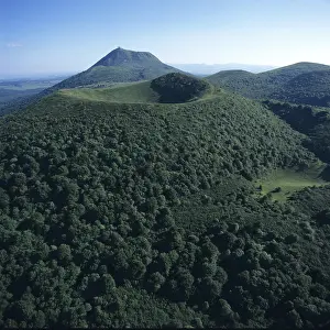 Puy des Goules in front of Puy de Dome