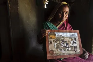 Pyatkar painter holding one of her paintings (Jharkhand)