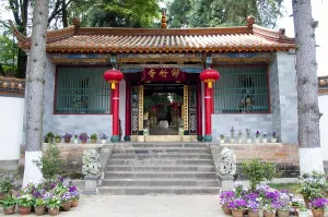 Qiongzhu Si (Bamboo Temple) was originally constructed during the Tang Dynasty (618 - 907 CE)