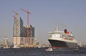 Queen Mary 2 in the harbor, Hamburg