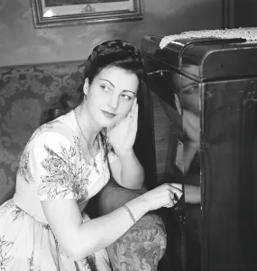 Radio listeners in the 1940s. Inger Juel
