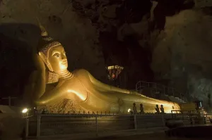 Reclining Buddha (46metres), Suwan Khuha temple
