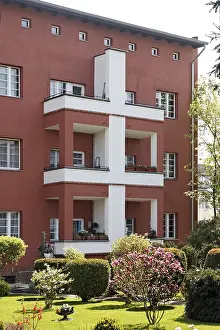 The red front of the Hufeisensiedlung (Fritz-Reuter-Allee)