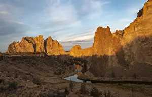 Red rock walls at sunrise, course of the Crooked River