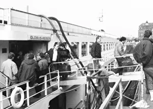 The refugees in 1990 were the resettlers from the territory of the GDR who arrived in large streams