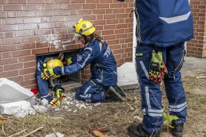 Category Wildlife DE Prints: Rescue and recovery of people after a drone attack on a residential building in a civil defence scenario