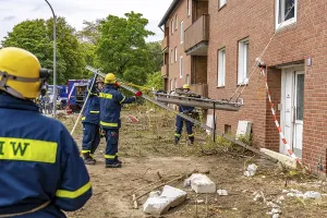 Category Wildlife DE Prints: Rescue and recovery of people after a drone attack on residential buildings in a civil defence scenario