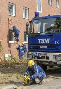Category Wildlife DE Prints: Rescue and recovery of people after a drone attack on residential buildings in a civil defence scenario