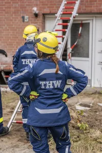 Category Wildlife DE Prints: Rescue and recovery of people after a drone attack on residential buildings in a civil defence scenario