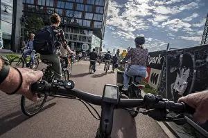 Ride your bike on the central cycle path on Lange Viestraat
