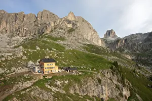 Rifugio Roda di Vael with rose garden