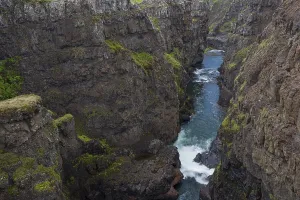The river Vididalsa eroded the Kolugil canyon