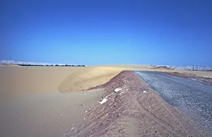 Road blocked by sickle dune, Oasis ad-Dachla